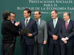 El presidente Enrique Peña Nieto encabezó el anuncio de prestaciones del IMSS para el blindaje de la economía familiar. NTX / Presidencia