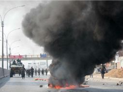 Los disturbios se presentaron en la Carretera Panamericana Norte, dejaron un policía y una niña heridos, además de 60 aprehendidos. EFE / E. Arias