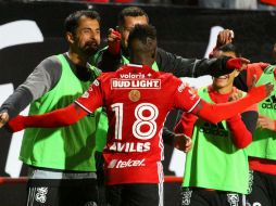 Avilés Hurtado celebra con sus compañeros una de sus anotaciones. EFE / A. Zepeda