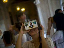 Una joven mujer usa los lentes de realidad virtual, creados por Google, para ver el documental de José Martí.  /