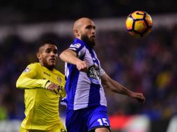 Dos Santos (I) pugna por un balón con Sanabria (D), de La Coruña. AFP / M. Riopa