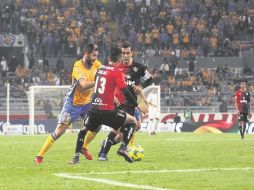 André-Peierre Gignac pierde el balón con la doble marca de Javier Salas y Rafa Márquez. El Atlas le abolló la corona a los Tigres. EL INFORMADOR / M. Vargas