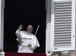 Asomado a la ventana del palacio pontificio, Francisco oró por la unión de los pueblos y el respeto mutuo. AFP / T. Fabi