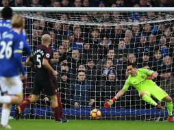 Kevin Mirallas, del Everton, lanza un disparo cruzado que Claudio Bravo no pudo alcanzar y así marca el segundo gol. AFP / P. Ellis