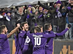 Los jugadores de la Fiorentina celebran el segundo tanto de la noche. EFE / M. Degl'Innocenti