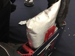 Durante la revisión física fue extraído un paquete rectangular confeccionado con papel aluminio y plástico. ESPECIAL / Policía Federal