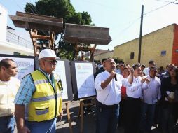 Alfaro señala que arreglarán calles, banquetas, el circuito vial con el dinero designado de dicho plan. ESPECIAL / Gobierno de Guadalajara