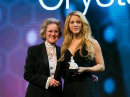 Shakira recibió el premio 'Crystal Arward' que cada año concede el Foro Económico Mundial. NTX /