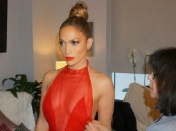 Publicó una imagen en su cuenta de Instagram donde aparece con un vestido rojo con un revelador escote. INSTAGRAM / jlo