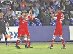 El delantero Maikon Souza (izquierda) celebra su anotación con sus compañeros del Toluca en el partido contra Celaya. MEXSPORT /