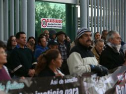Los protestantes mantienen bloqueada la entrada principal de las intalaciones. EL INFORMADOR / R. Tamayo