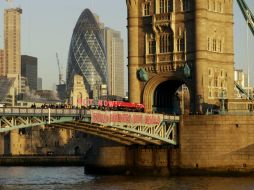 Un letrero que dice ''Construyamos puentes no muros'' (Bridges not walls) sobre el puente de la Torre de Londres. AP / M. Dunham