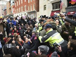 Gendarmes usan gases lacrimógenos para repeler a agresores, instantes antes de la investidura de Donald Trump. EFE / A. Riecken