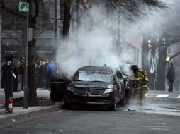Una nube de humo negro se elevaba desde una limosina negra en la esquina de las calles K y 13 Northwest. AFP / J. Samad