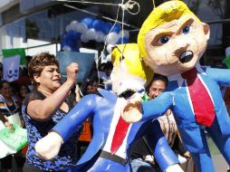 Aún no se interrumpe la circulación sobre Paseo de la Reforma pero ya se empiezan a preparar los grupos de comerciantes. EFE / M. Guzmán