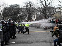 La policía utilizó gas pimienta y mangueras para dispersar a los manifestantes. AFP / J. Samad