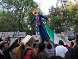 Realizan su protesta frente al Palacio Nacional. EFE / S. Gutiérrez