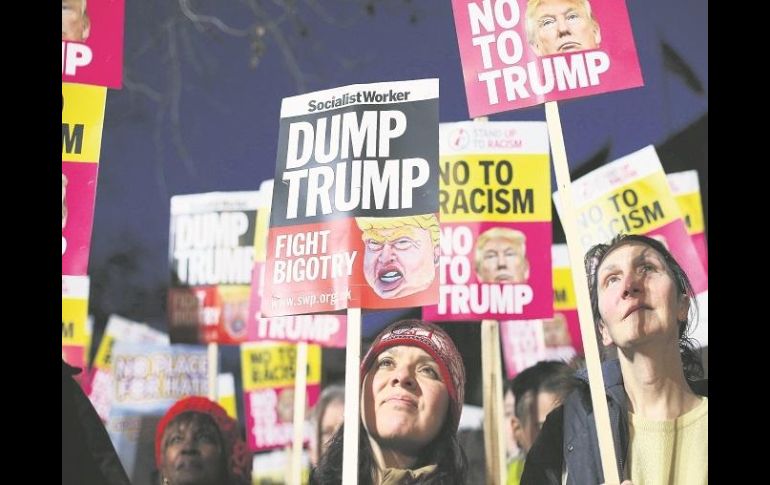 Resistencia. Ciudadanos muestran pancartas señalando sus desacuerdos. AFP /