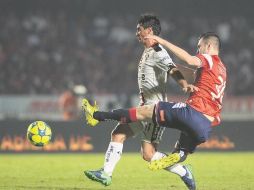 Kristian Álvarez se lanza por el balón y se lleva a Matías Alustiza. Anoche el Veracruz tuvo más decisión y derrotó a los Zorros. MEXSPORT /