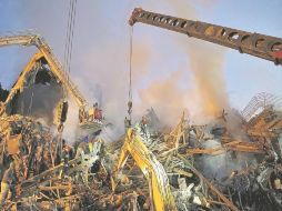 Arduo trabajo. Varias grúas se encuentran en la zona removiendo los escombros. EFE /