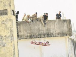 Atención. Bomberos retiraron a los heridos en Alcaçuz, mientras el motín sigue. AP /
