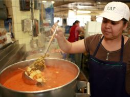 Alimentos como el caldo de pollo, ayudan a continuar realizando las actividades diarias, y evitar que sean interrumpidas por el frío. EL INFORMADOR / ARCHIVO