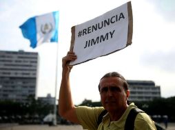 A golpe de tambor, silbato y platillo, el grupo de manifestantes se concentró a las puertas del Palacio Nacional de la Cultura. EFE / E. Biba