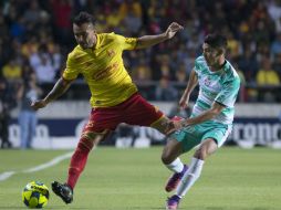 Acción del partido entre Monarcas y Santos en el estadio Morelos. MEXSPORT / A. García