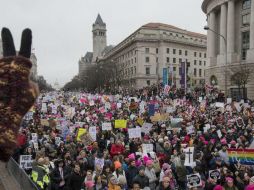Más de dos millones de personas marcharon el sábado en una protesta conducida por mujeres que se oponen a Trump. EFE / M. Reynolds