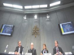 Barbara Jatta (tercera de izquierda a derecha), la nueva directora de los Museos del Vaticano, durante la presentación de la web. EL INFORMADOR / F. Atilano