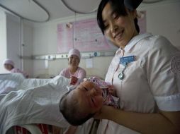 Problemas de financiamiento y de cuidado al recién nacido explican el débil interés que tienen las parejas. AP / ARCHIVO