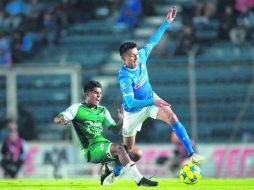 Inofensivos. Rosario Cota de la Máquina evita la barrida de Rolando González. La Máquina no pudo con los oaxaqueños. MEXSPORT /