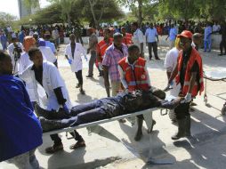 Paramédicos trasladan a uno de los lesionados a un hospital cercano. AP / F. Abdi Warsameh