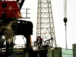 Se duda sobre si la OPEP pueda recortar la producción lo suficiente como para elevar los precios. AFP / ARCHIVO