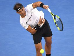 Rafael Nadal realiza un saque durante el partido. EFE / D. Lewins