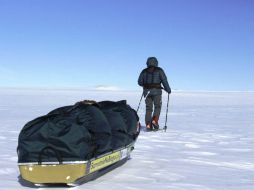 Malgorzata Wojtaczka arrastró a lo largo de mil 300 km un pesado trineo en el que transportaba su tienda y comida. EFE / M. Wojtaczka