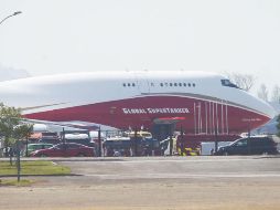 El avión Supertanker, la aeronave cisterna más grande del mundo, comenzó hoy sus operaciones sobre los incendios forestales en Chile. EFE / E. Garay
