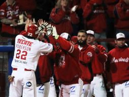 Chris Roberson festeja con sus compañeros tras anotar una de las carreras del juego. FACEBOOK / aguilasdemexicali
