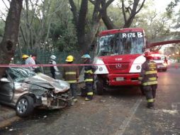 El accidente dejó a dos personas con lesiones leves. ESPECIAL / Protección Civil Guadalajara