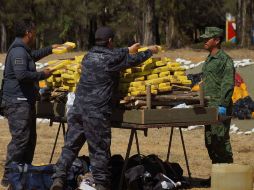 Aproximadamente 247 paquetes de droga sintética, fueron quemados por miembros del ejército mexicano. SUN / E. Hernández