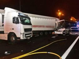 En las imágenes difundidas se ve un autobús seriamente dañado y la caja del camión reventada por la parte trasera. ESPECIAL /