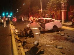 Según los reportes, el auto blanco se impactó con el muro de contención durante la madrugada. ESPECIAL /