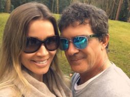 En la imagen, Antonio Banderas y Kimpel aparecen juntos sobre el césped. INSTAGRAM / antoniobanderasoficial