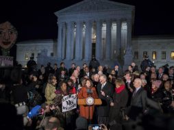 Los legisladores se congregaron en la sede de la Corte Suprema, enfrente del Capitolio. EFE / S. Thew
