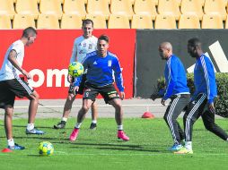 Eduardo Vargas (#9) y Luis Advíncula (derecha) entrenan con Francisco Meza, José Francisco Torres y Luis Alfonso Rodríguez. MEXSPORT /