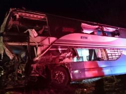 El chofer del camión y su ayudante son registrados como graves. ESPECIAL /