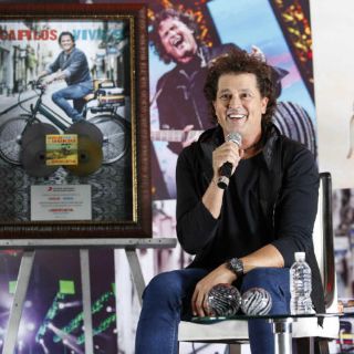 Carlos Vives recibe disco de triple platino más oro por ‘La bicicleta’