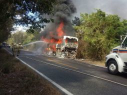 El incendio se registró en pleno viaje en la carretera federal 80, rumbo a Cihutlán. ESPECIAL / Protección Civil Jalisco