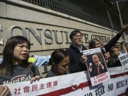 Los manifestantes portaban fotografías de Trump en el que era era tachado de 'racista, sexista, fascista, homófobo e islamófobo'. EFE / J. Favre