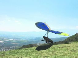 Un piloto de Ala Delta se prepara para despegar durante la inauguración de la pista ubicada en el Parque El Calaque. EL INFORMADOR / M. Valdez